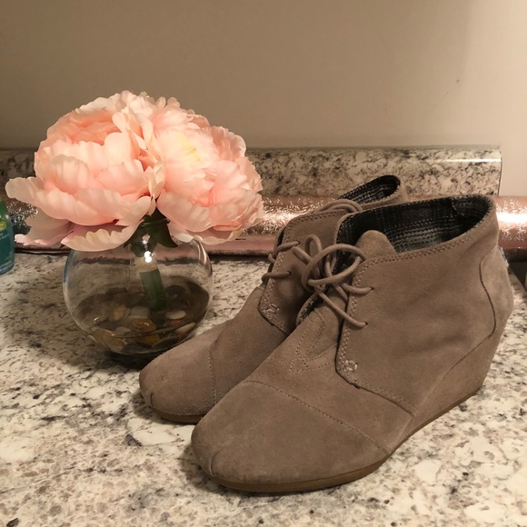 Toms Shoes - Toms Taupe Wedges Sz 7